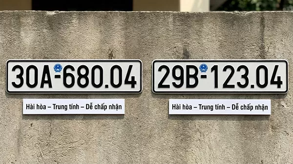 biển số xe 04 đặt cạnh c&aacute;c con số kh&aacute;c