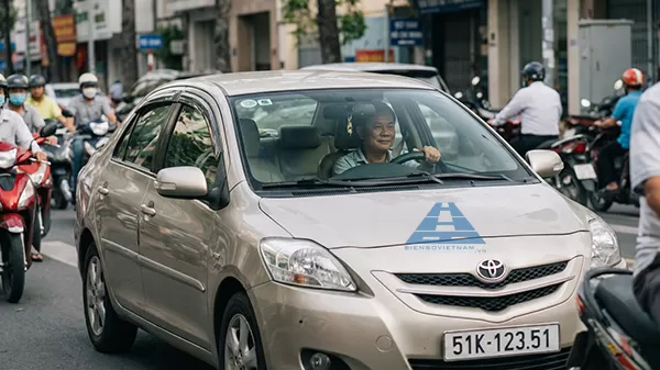 c&oacute; n&ecirc;n sử dụng biển số xe đu&ocirc;i 51